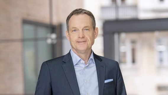 Hartmut Abeln, CEO TÜV NORD Mobilität im modernen Bürogebäude Hartmut Abeln, CEO TÜV NORD Mobilität
