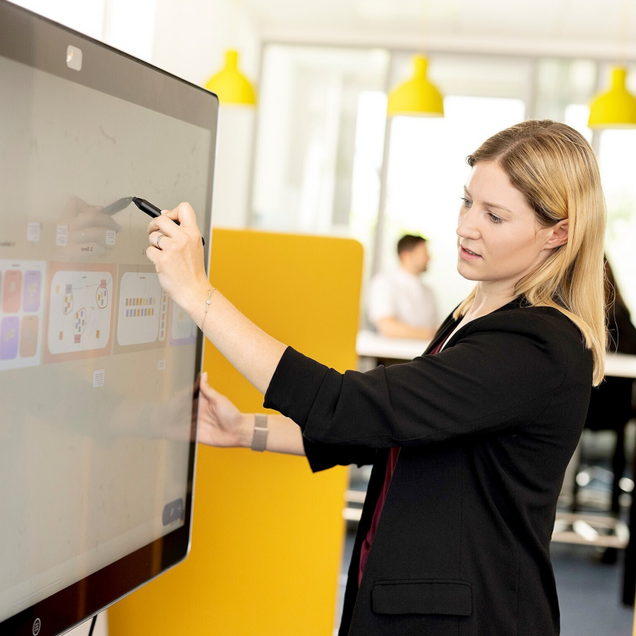 Frau arbeitet an Whiteboard