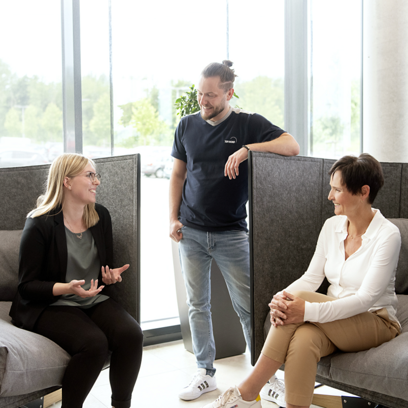 Teaser_Gespraech_1200 Three colleagues sitting together and talking