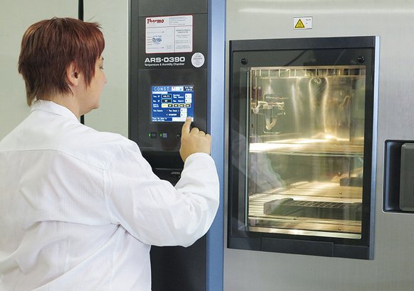 Bauteile werden im Klimaschrank künstlich gealtert.