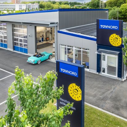 TÜV NORD Prüfstation mit Oldtimer TÜV NORD Prüfstation mit Oldtimer vor der Einfahrt