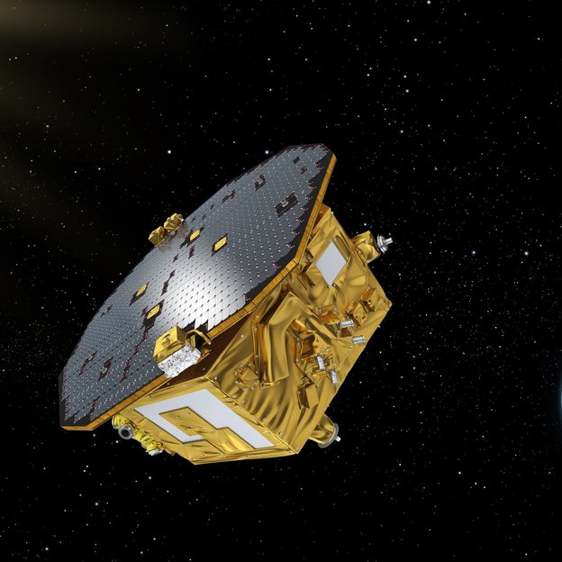 Eine künstlerische Darstellung des LISA Pathfinder Satelliten im Weltraum, mit der Erde im Hintergrund. Der Satellit ist golden und silbrig mit einer komplexen Struktur. Sonnenstrahlen kommen von links oben und beleuchten den Satelliten. Die Erde ist blau und weiß mit sichtbaren Kontinenten und Wolken
