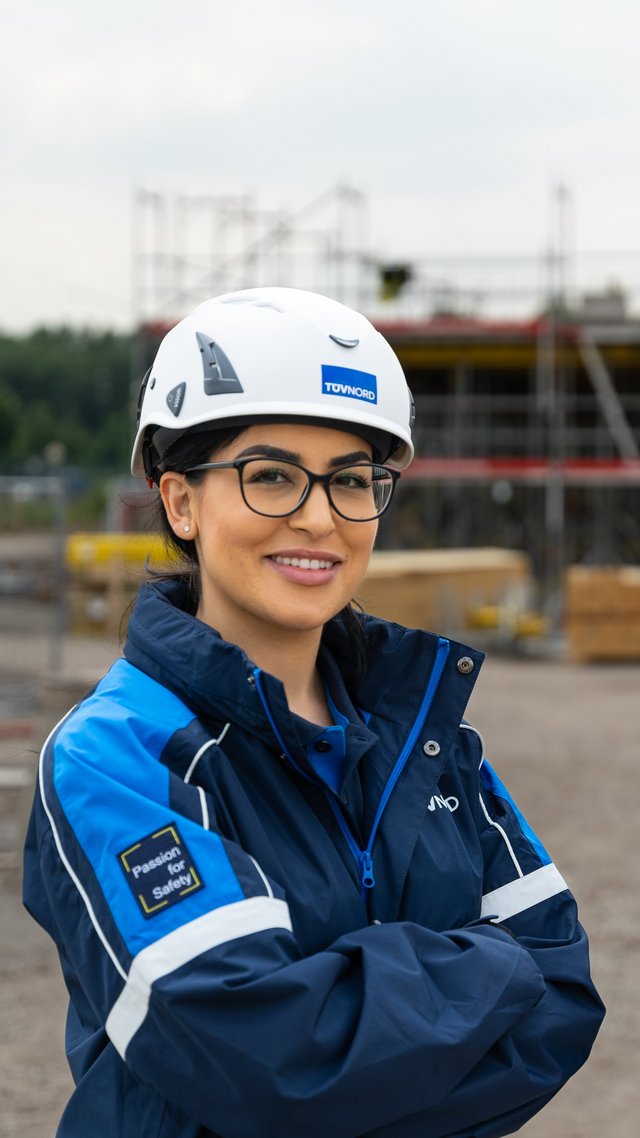 TUEV_NORD_GROUP_Industry_Stage Two engineers on a construction site