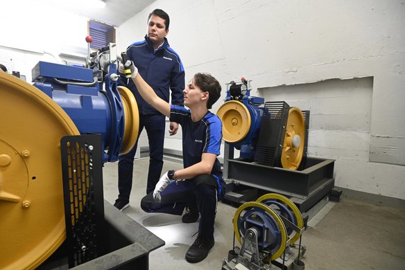 Aufzugsprüfung im Maschinenraum Kay Justus Kornatzki (vorn) und Michael Gostav Joran Gandolfo von TÜV NORD führen im Maschinenraum einer Aufzugsanlage Prüfungen durch Bildquelle: Henning Scheffen/TÜV NORD AG