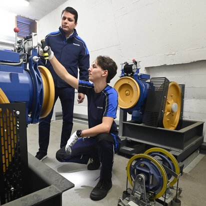 Aufzugsprüfung im Maschinenraum Kay Justus Kornatzki (vorn) und Michael Gostav Joran Gandolfo von TÜV NORD führen im Maschinenraum einer Aufzugsanlage Prüfungen durch Bildquelle: Henning Scheffen/TÜV NORD AG