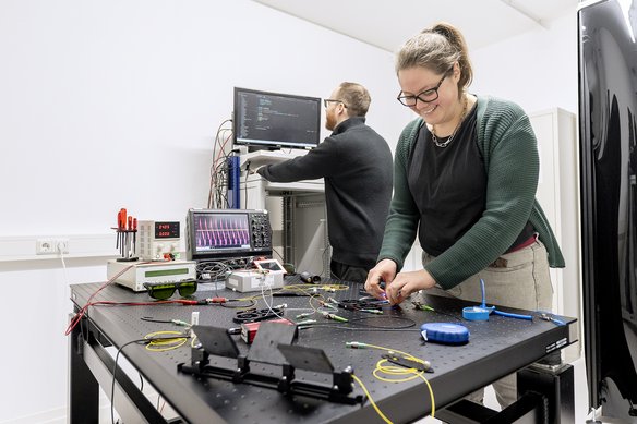 QKD-Labor der TÜV NORD GROUP Im QKD-Labor der TÜV NORD GROUP werden Quantenkommunikations-Verfahren überprüft.