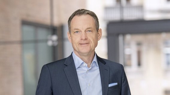 Hartmut Abeln, CEO TÜV NORD Mobilität im modernen Bürogebäude Hartmut Abeln, CEO TÜV NORD Mobilität