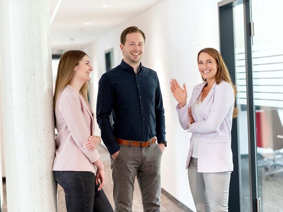 Teaser_Bewerbungstipps_Motivation Eine Gruppe von 3 Kollegen im Flur