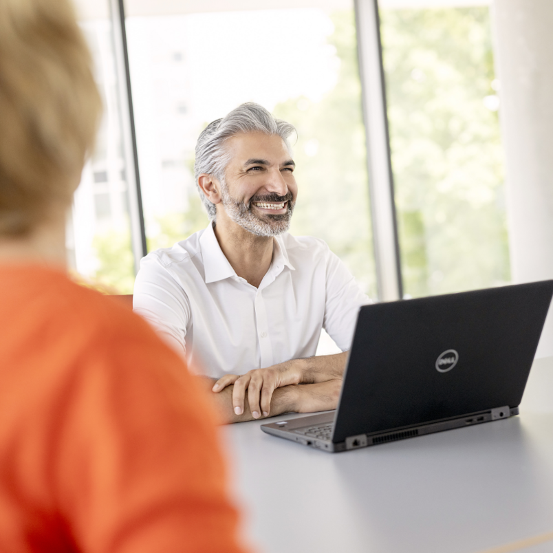 Teaser_Admin_Vertrieb_1200x800 Colleague working on a laptop.