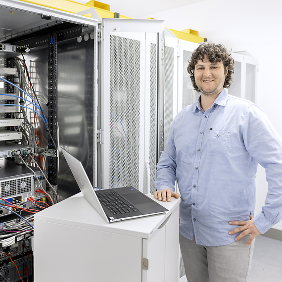 Teaser_IT_1200x800.png Portrait of an IT expert