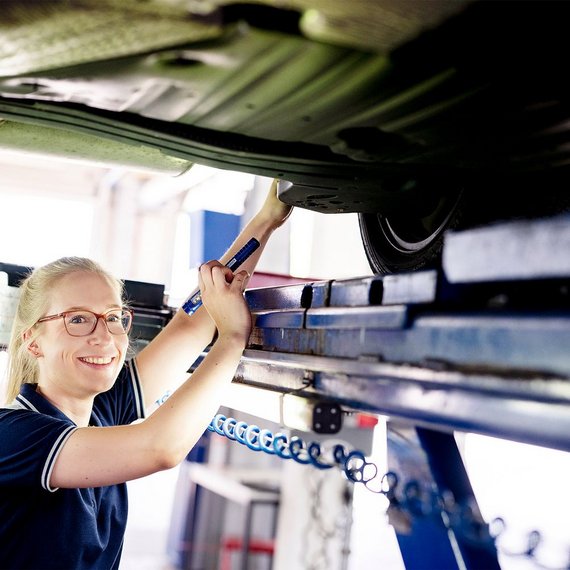 TÜV NORD Fahrzeugprüfung auf der Hebebühne Fahrzeugprüfung an der TÜV NORD Station auf einer Hebebühne