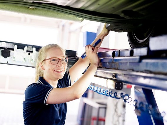 TÜV NORD Fahrzeugprüfung auf der Hebebühne Fahrzeugprüfung an der TÜV NORD Station auf einer Hebebühne