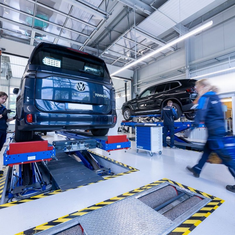 Close-up of a car on a test bench at TÜV NORD