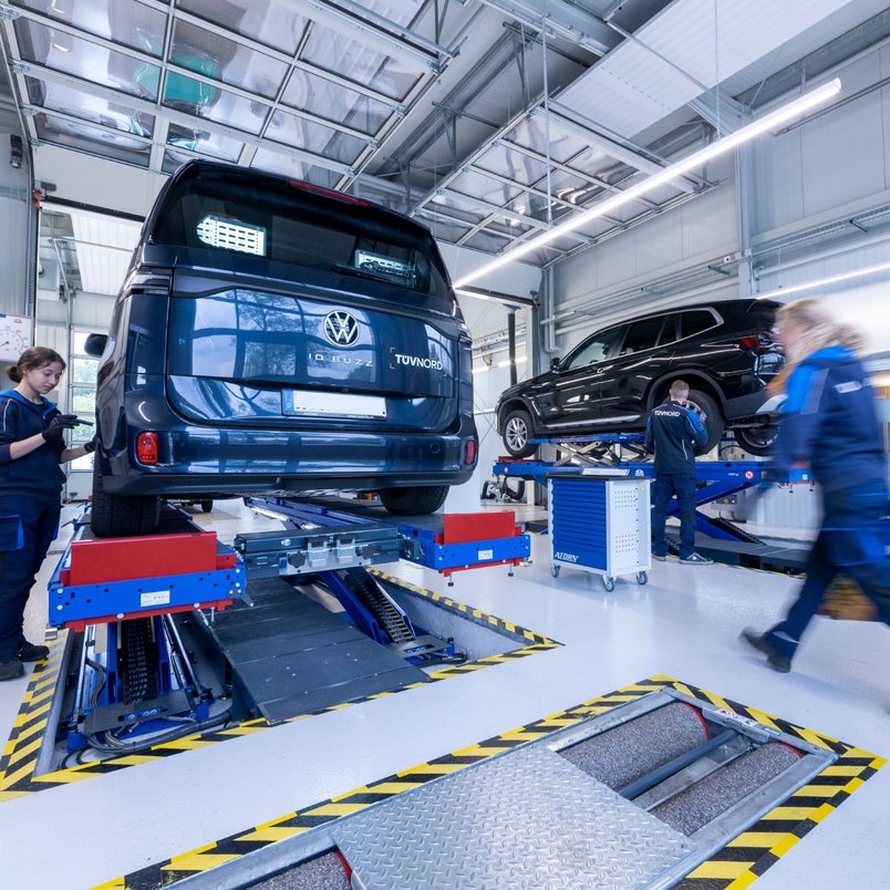 Nahaufnahme eines Autos auf einem Prüfstand bei TÜV NORD